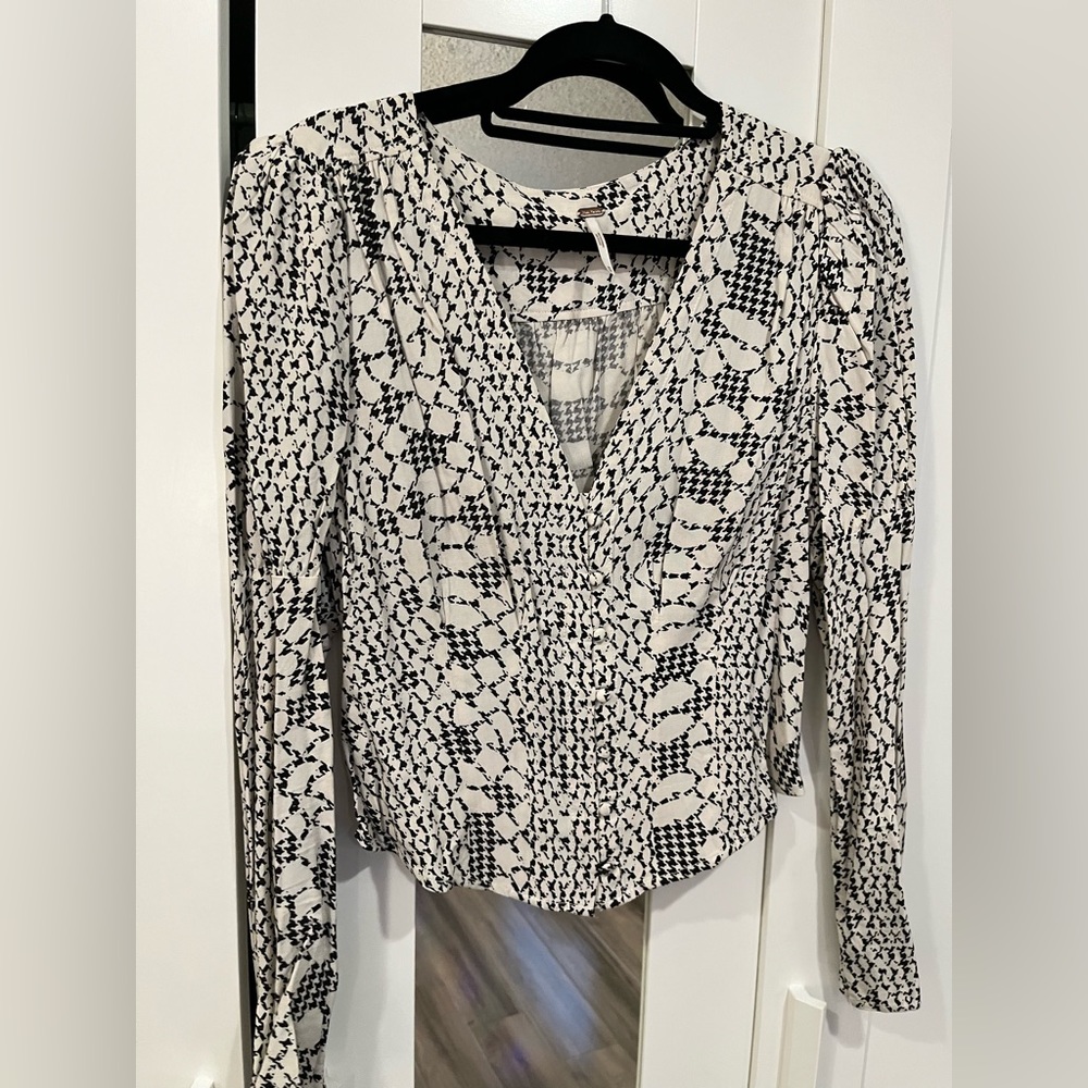 LEAVING CLOSET!Accepting almost any offer! WORN ONCE - FREE PEOPLE PATTERNED TOP - Picture 2 of 9